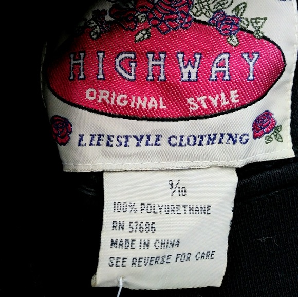 Black overall skort with pockets and buttons FAUX LEATHER - Picture 5 of 12